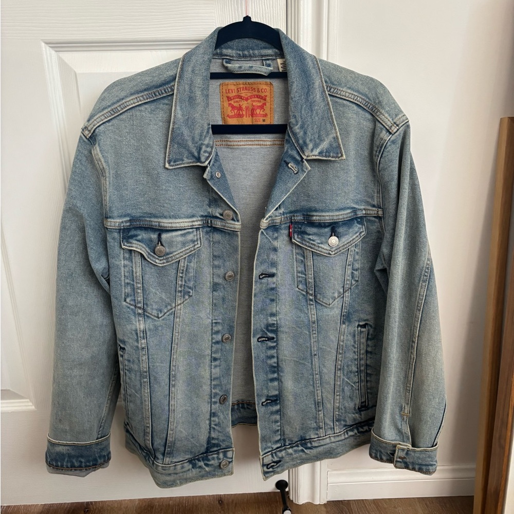 Levi’s Light Wash Denim Jacket - Medium